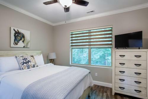 Charming Cades Cove Condo - Community Amenities