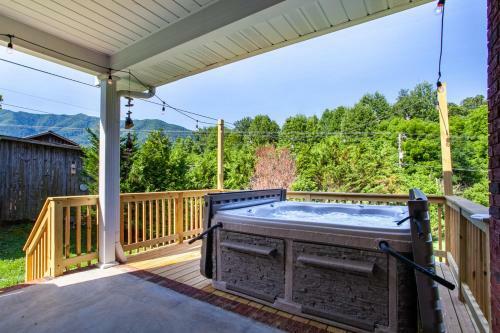 Quiet Side Retreat Hot Tub Fire Pit Fireplace