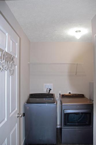Cheerful 3-bedroom House With Private Parking Home