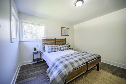 Gorgeous Renovated Home With Open Floor Plan And Large Lot