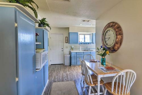 Apartamento Nautical Condo With Shared Patio, 1 Mi To Beach