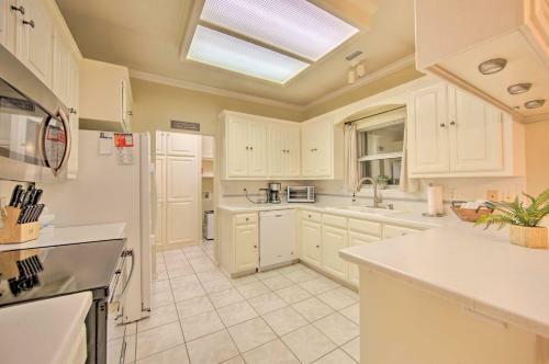Lovely Hawkins Home With Patio And Hangar Garage!