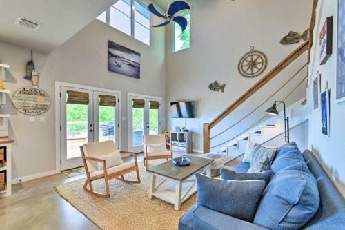 Chic Lakeside Retreat With Dock On Brazos River