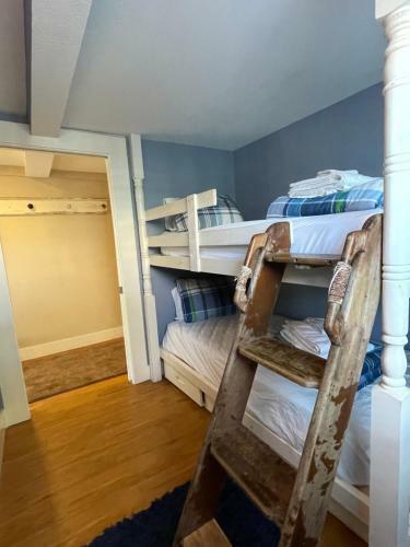 Seablue Cottage - Downstairs; 2 Blocks To The Beach
