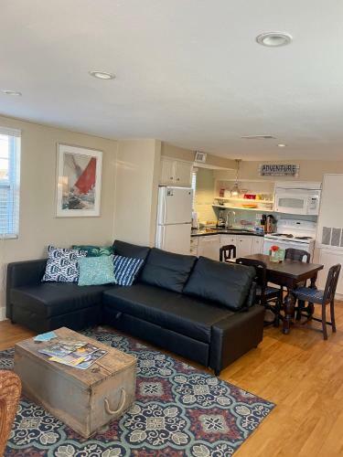 Seablue Cottage - Downstairs; 2 Blocks To The Beach