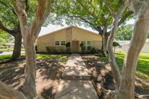 Large, Easy Access Single Story 3 Bed Home, 15mins Downtown Dallas