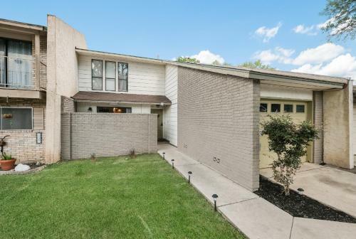 (New) Chic & Classy Townhome - Centrally Located