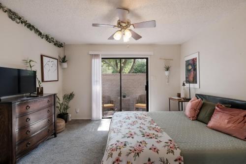 (New) Chic & Classy Townhome - Centrally Located