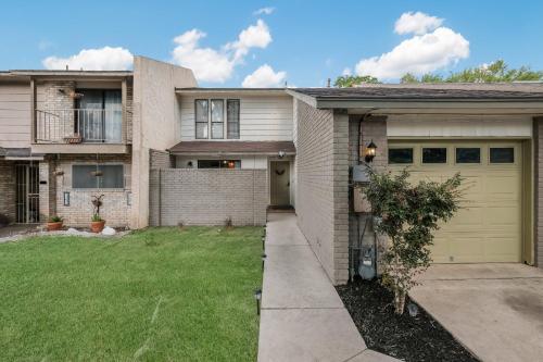 (New) Chic & Classy Townhome - Centrally Located