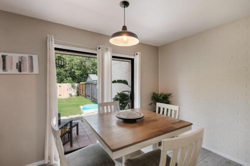 (New) Chic & Classy Townhome - Centrally Located