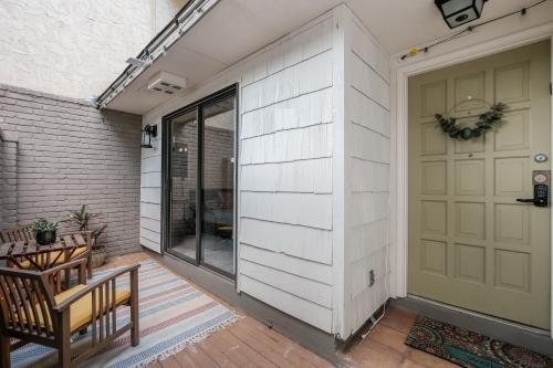 (New) Chic & Classy Townhome - Centrally Located