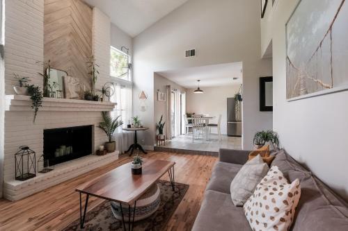 (New) Chic & Classy Townhome - Centrally Located
