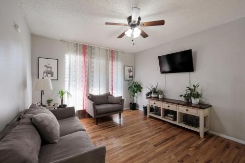 (New) Chic & Classy Townhome - Centrally Located