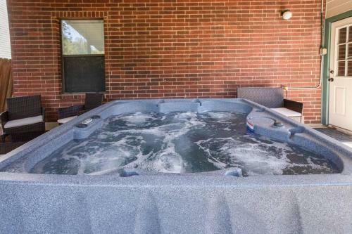 5 Bedrooms W/ Hot Tub, Chefs Kitchen, Game Lounge