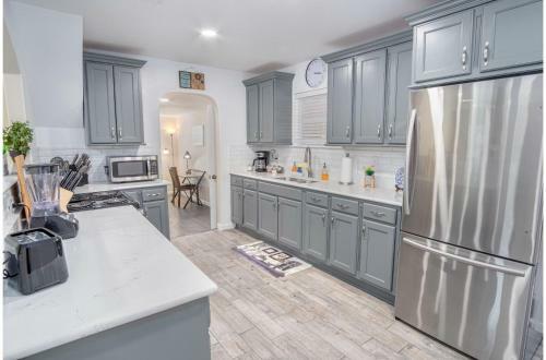 Splendid Gated 4 Br 2 Ba Home Near Downtown