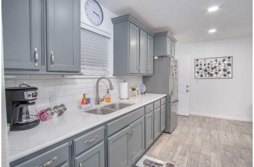 Splendid Gated 4 Br 2 Ba Home Near Downtown
