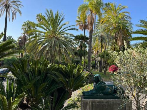 Beautiful Garden Apartment Steps From The Beach