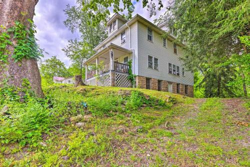 Sun-dappled Fayetteville Home With Fire Pit!