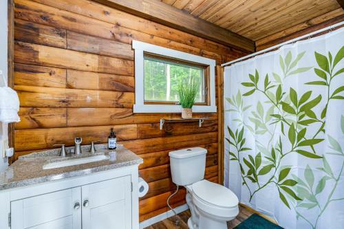 Loft Cabin With Deck Creek Pond Fire Pit Wifi
