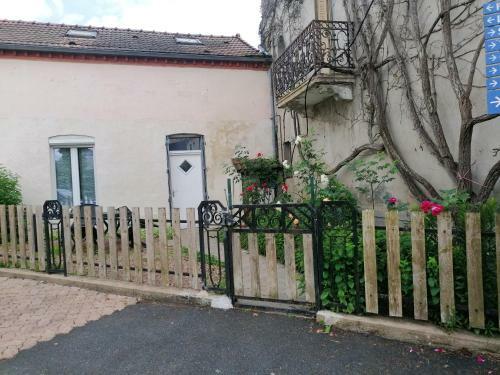 Apartamento Studio Avec Terrasse Amenagee Et Wifi A Neris Les Bains C