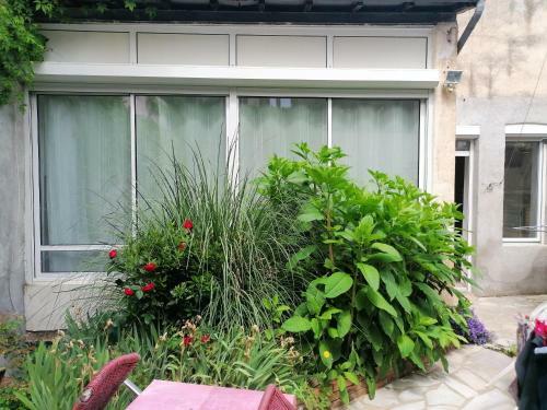 Apartamento Studio Avec Terrasse Amenagee Et Wifi A Neris Les Bains C