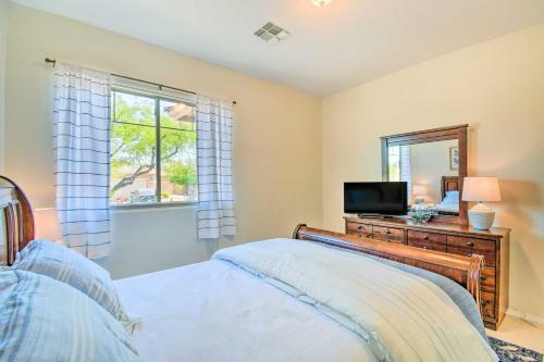 Chic Anthem Home With Patio Hike, Golf, Relax!