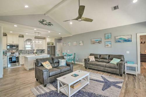 Coastal Crystal Beach Escape - Walk To Beach!