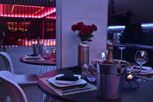 Apartamento Les Secrets Rooms, Love Room de Luxe Avec Jacuzzi