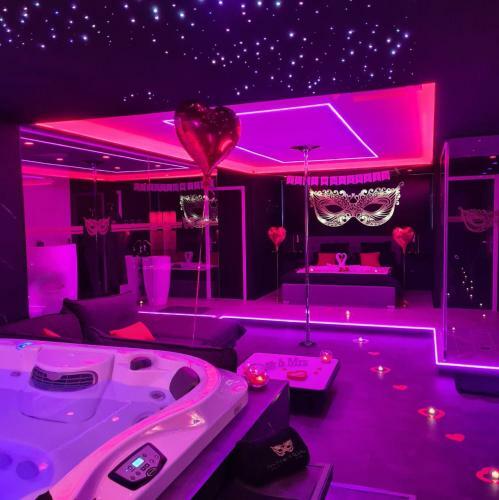 Apartamento Les Secrets Rooms, Love Room de Luxe Avec Jacuzzi