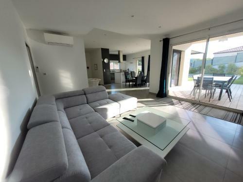 Villa La Garrigue de St Paul Yourhosthelper