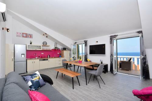 Sea View Luxury Apartments, Ala Da
