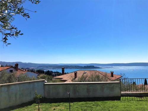 Beautiful Street Apartment - Sea View