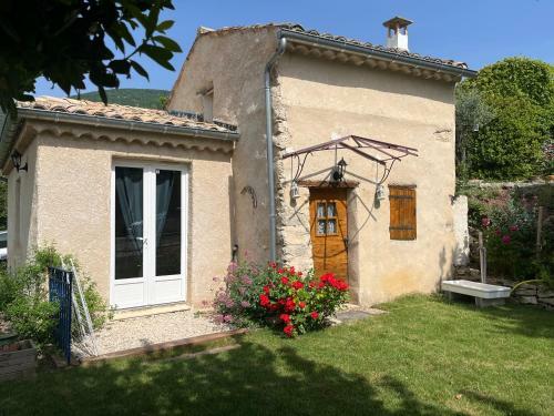 Cabanon Entour� de Montagnes Et D'oliviers