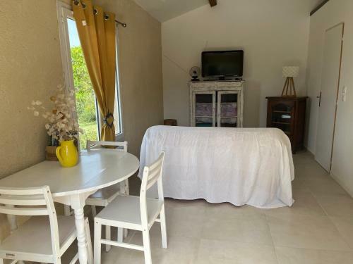 Cabanon Entour� de Montagnes Et D'oliviers