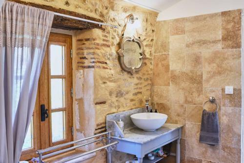 La Petite Maison - Spacious 1-bedroom Secluded Gite