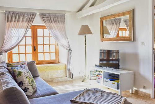 La Petite Maison - Spacious 1-bedroom Secluded Gite
