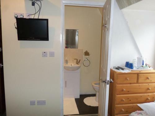 Hostal The Harbour Room Only