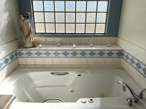 Peaceful Sw-style Ranch Home In Wine Country
