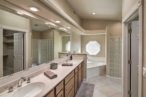 Modern Lake Havasu Oasis With Putting Green And Bbq!