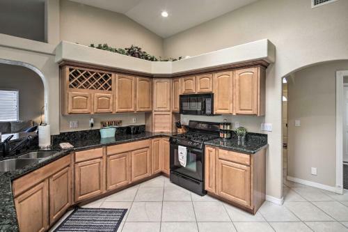 Modern Lake Havasu Oasis With Putting Green And Bbq!