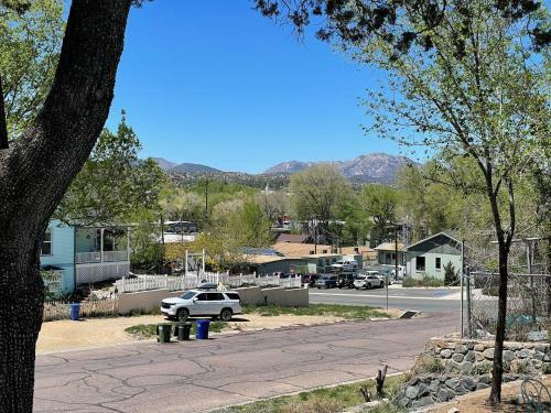 7min Walk To Courthouse Plaza! Historic Cottage