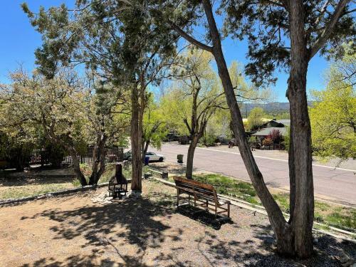 7min Walk To Courthouse Plaza! Historic Cottage