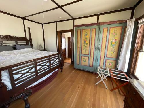 7min Walk To Courthouse Plaza! Historic Cottage