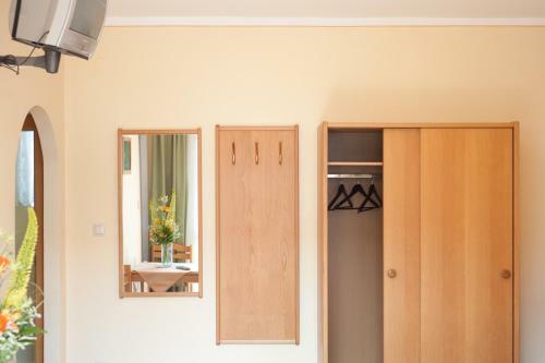 Hostal Weingut & G�stehaus Dombi Weiss