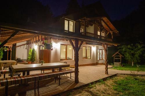 Hostal Casa De Sub Munte
