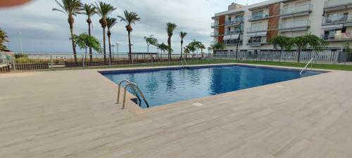Apartamento Primera L�nea de Mar Con Piscina En Cubelles