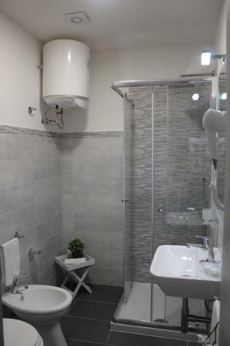 Hostal Crifea Rooms