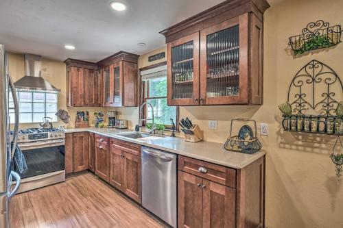 Central Green Bay Home, 3 Mi To Lambeau Field