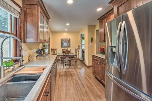 Central Green Bay Home, 3 Mi To Lambeau Field