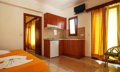 Hostal Room In Apartment - A Spacious And Bright Studio With Balcony
